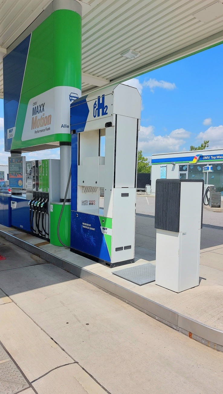 Foto: Martin Zehrer - Eine Wasserstofftankstelle bei Regensburg.  <br />
<br />
Mit einem Kilogramm Wasserstoff kann man ca. 100 Kilometer mit einem PKW erreichen. 