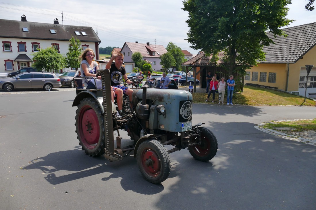 Foto: Martin Zehrer - Ein Eicher, natürlich blau, fährt durch Oberwappenöst. Rundfahrt auf dem Bulldogtreffen der FFW Oberwappenöst. 