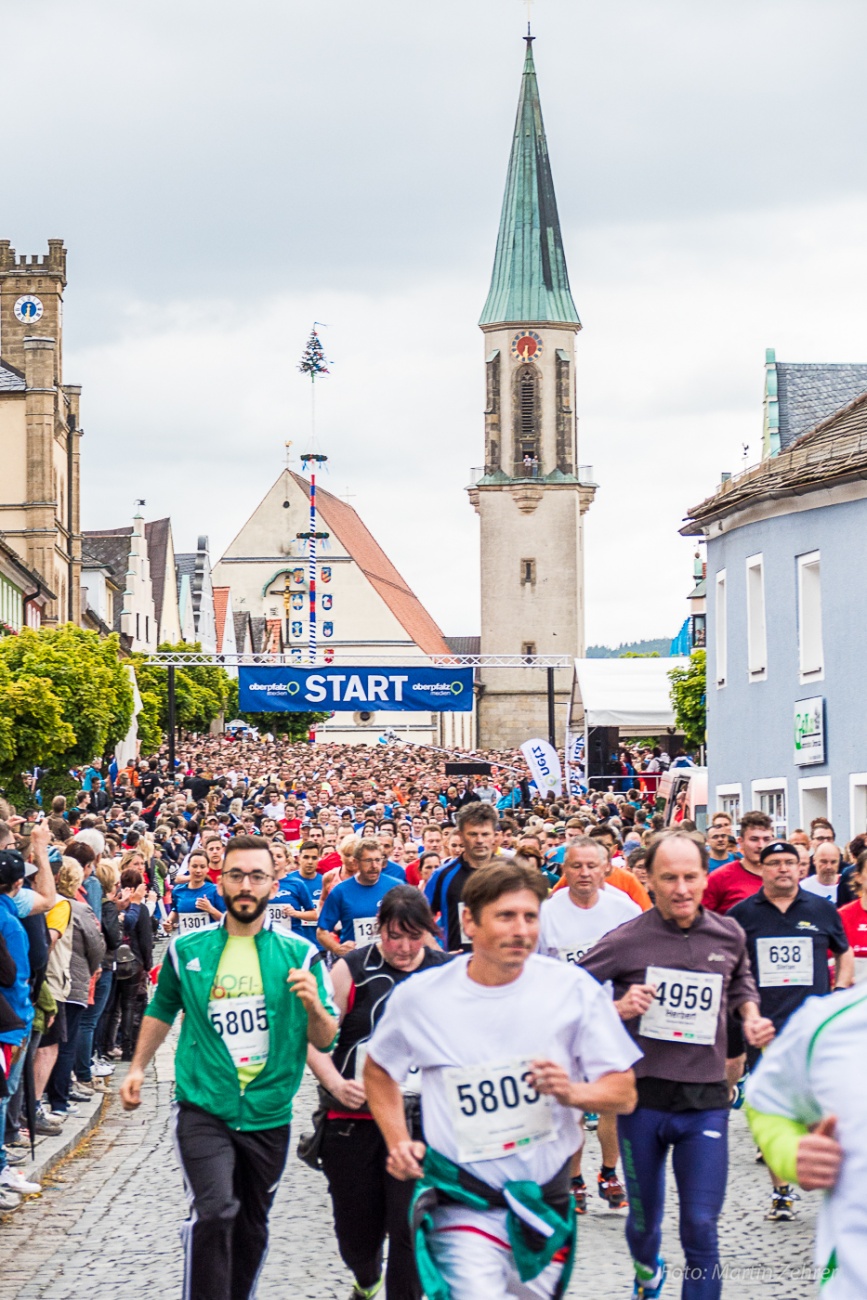 Foto: Martin Zehrer - Nofi-Lauf 2017: Start am Stadtplatz und Ziel beim Siemens... 5,9 Kilometer durch Kemnath und rund herum. Mehr als 8000 Teilnehmer fanden sich in Kemnath zusammen um die S 