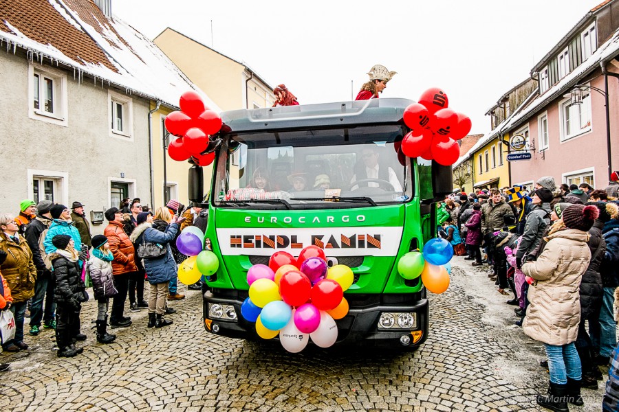 Foto: Martin Zehrer - Faschingszug durch Waldeck. Am Sonntag, den 15.2.2015 war es wieder so weit. Ein langer Zug<br />
mit zig Gaudiwagen und Hunderten Narren zog durch den Waldecker Markt. Mit vi 