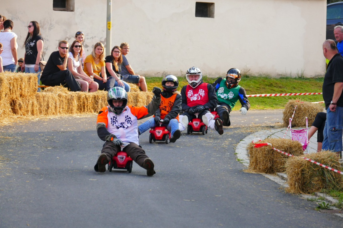 Foto: Martin Zehrer - Genial - Die legendären Bobbycar Meisterschaft in Preißach. <br />
"Den of Vice" veranstaltete heute das 3. Bobbycar-Rennen durch die Ortschaft Preißach. <br />
Zig Starter rasten  