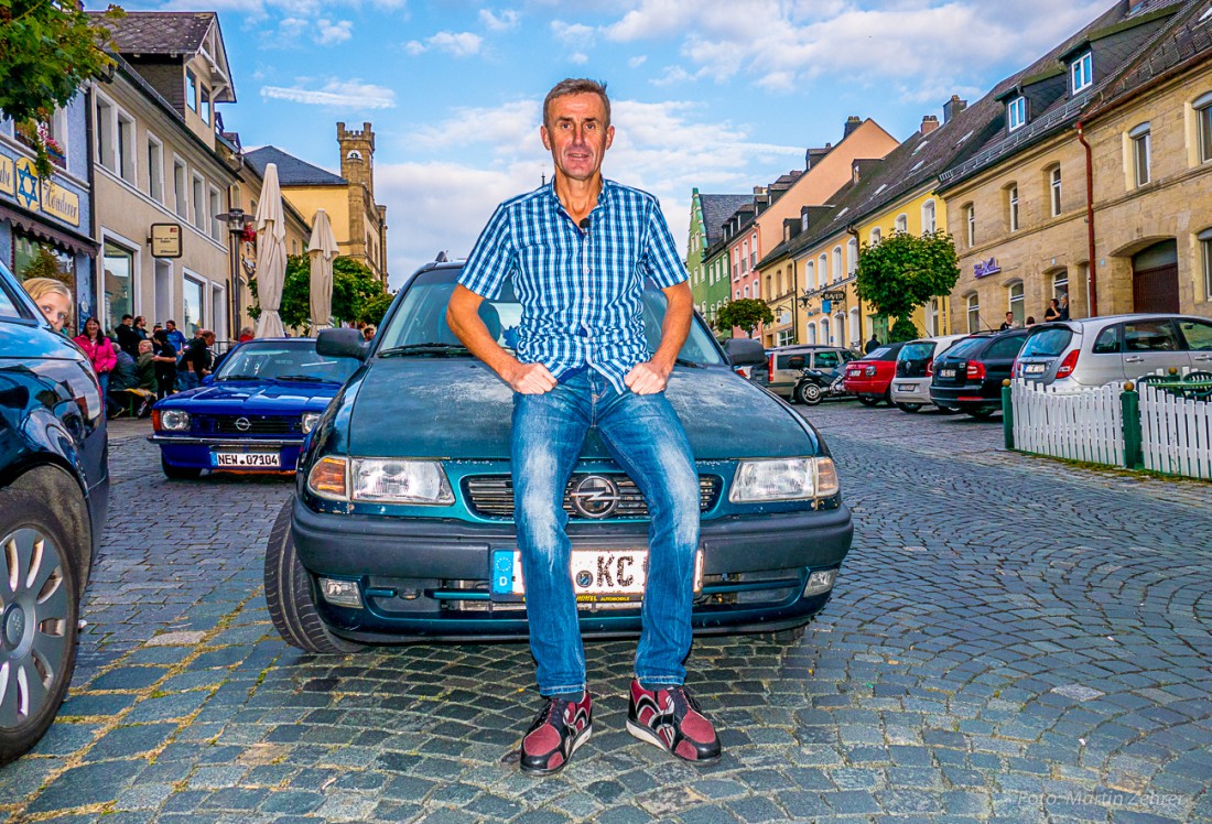 Foto: Martin Zehrer - Stolz auf seinen Opel Astra - Das ist Helmut Diesner kurz vor der Fahrt, die ihm und seinen Opel zu Kilometer-Helden macht... 1.000.000 Kilometer ist das Ziel! 