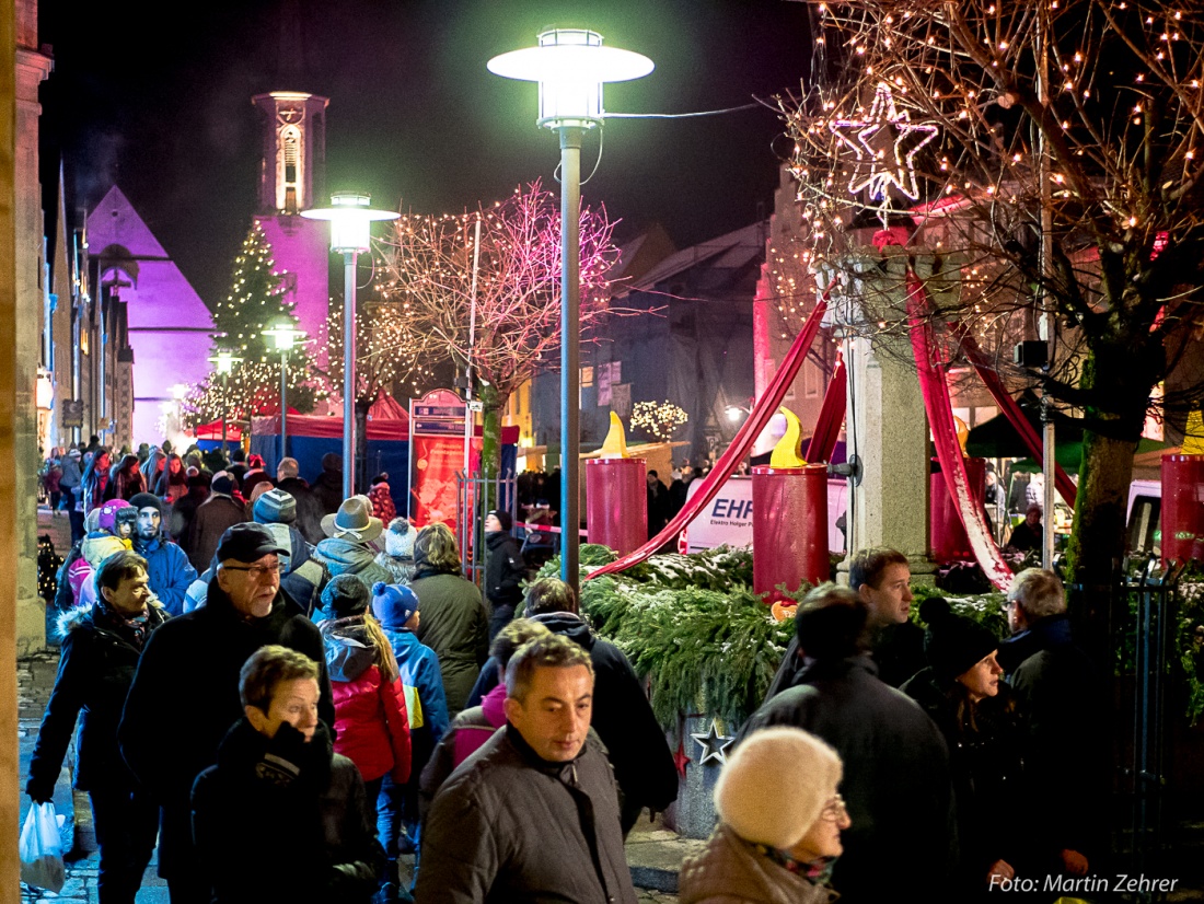 Foto: Martin Zehrer - Candle-Light-Shopping 2017 in Kemnath... Im Hintergrund der bunt angestrahlte Kirchturm er Stadt Kemnath...<br />
<br />
Candle-Light-Shopping 2017 in Kemnath 