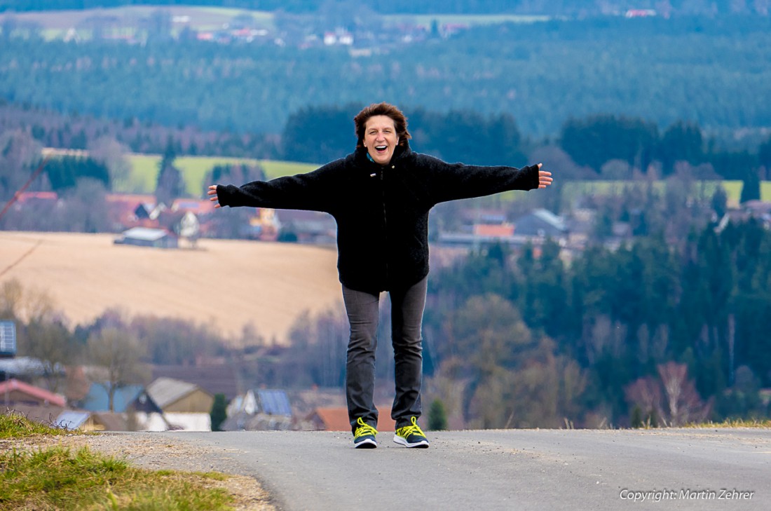 Foto: Martin Zehrer - Schwesti lernt fliegen?! ;-)<br />
<br />
Oster-Wandern Richtung Erdenweis zum Gasthaus Fröhler... 