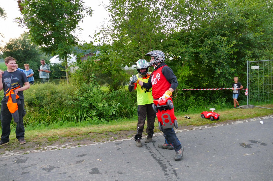 Foto: Martin Zehrer - Genial - Die legendären Bobbycar Meisterschaft in Preißach. <br />
"Den of Vice" veranstaltete heute das 3. Bobbycar-Rennen durch die Ortschaft Preißach. <br />
Zig Starter rasten  