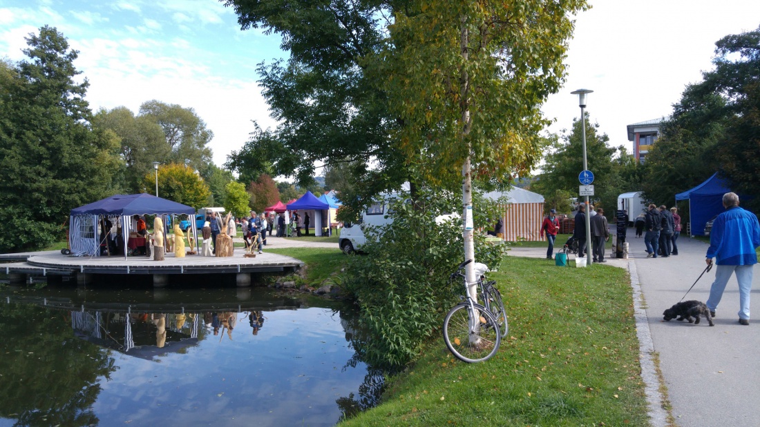 Foto: Martin Zehrer - Der Blick über den kemnather Stadtweiher auf das Fisch-Fest... 