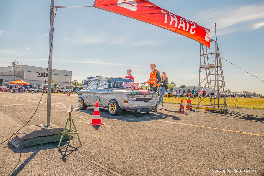 Foto: Martin Zehrer - Gespanntes Warten am Start zur Slalom-Strecke... wenn die Fahne auf der Windschutzscheibe durch den Starter angehoben wird, darf der Fahrer starten... 