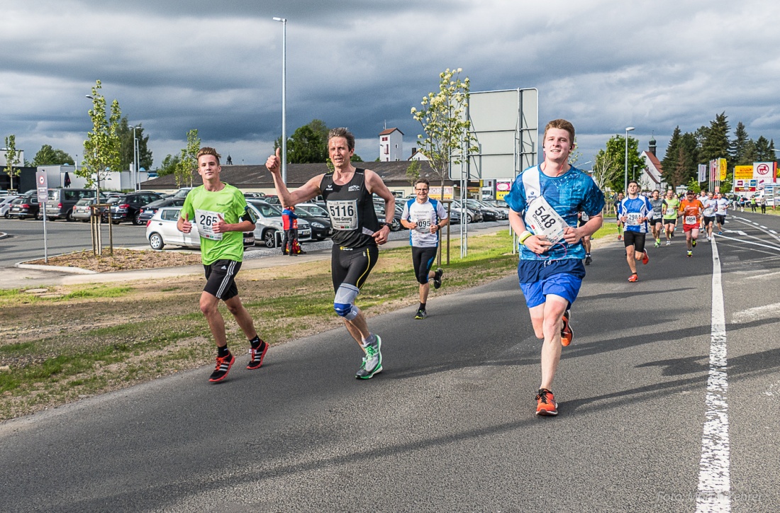 Foto: Martin Zehrer - Nofi-Lauf 2017: Start am Stadtplatz und Ziel beim Siemens... 5,9 Kilometer durch Kemnath und rund herum. Mehr als 8000 Teilnehmer fanden sich in Kemnath zusammen um die S 