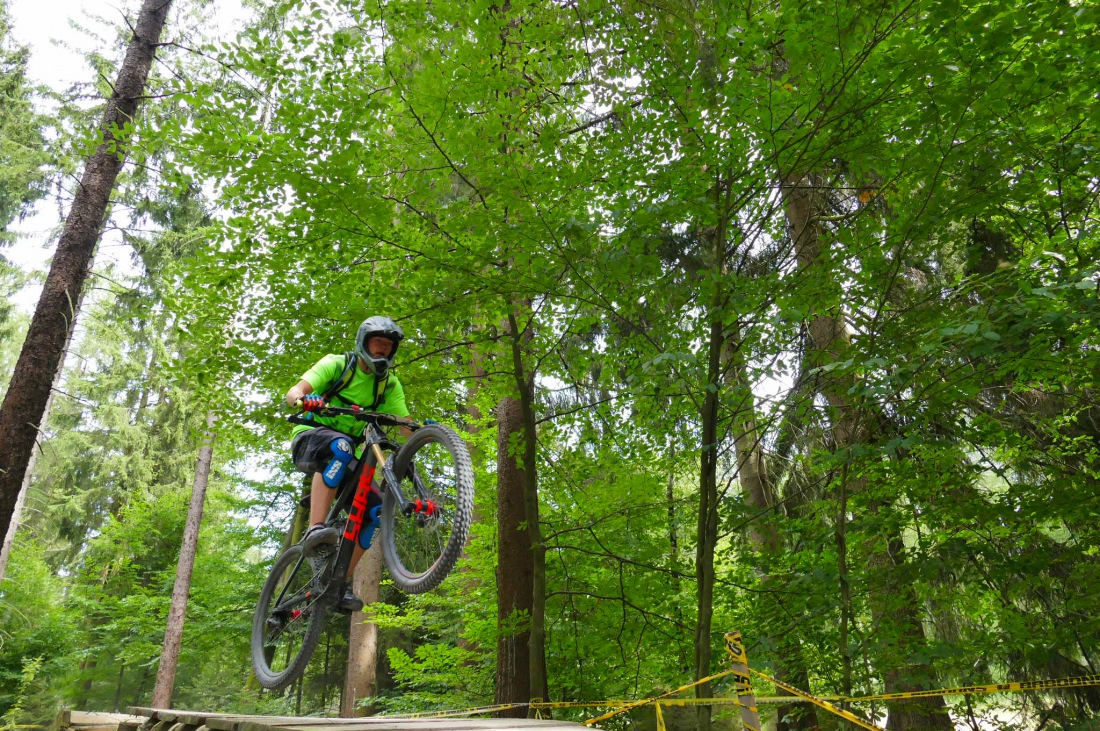 Foto: Martin Zehrer - Den Ochsenkopf hinunter rasen ;-)<br />
<br />
Heute ist Training und Startplatz-Rausfahren für morgen. Dieser Lauf zählt zur Enduro one Serie und wird auf der Downhillstrecke am O 