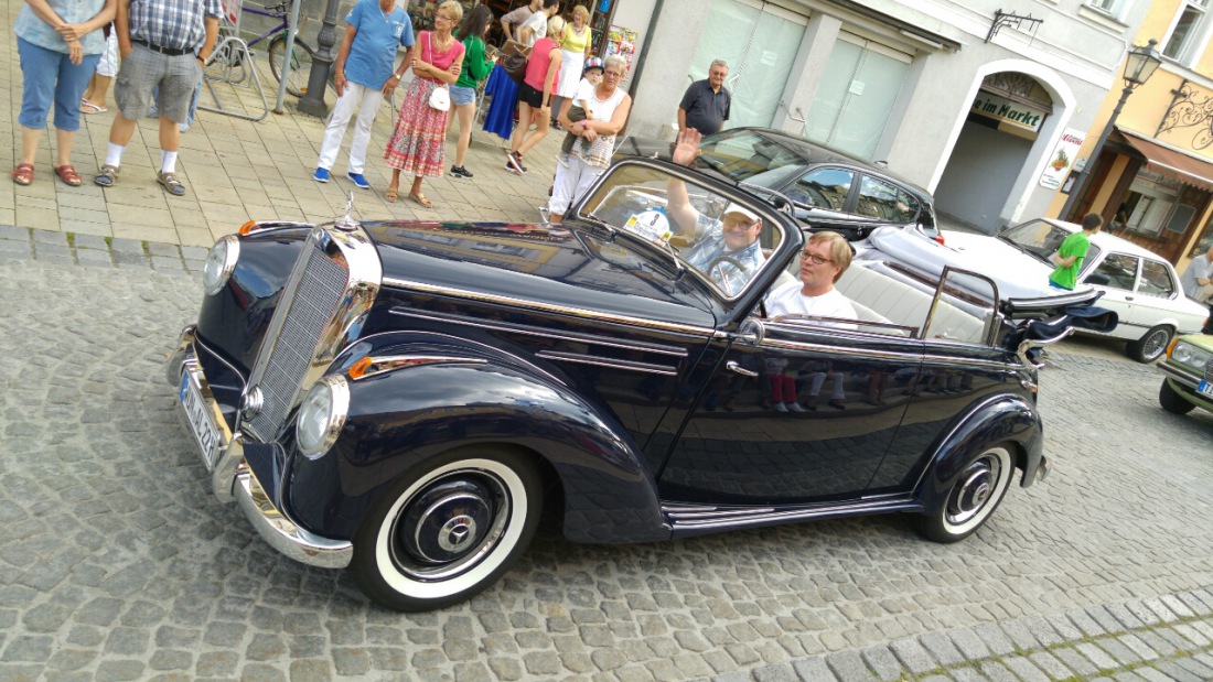 Foto: Martin Zehrer - Ein Mercedes 220 bei der Oldtimer-Rundfahrt in Marktredwitz 