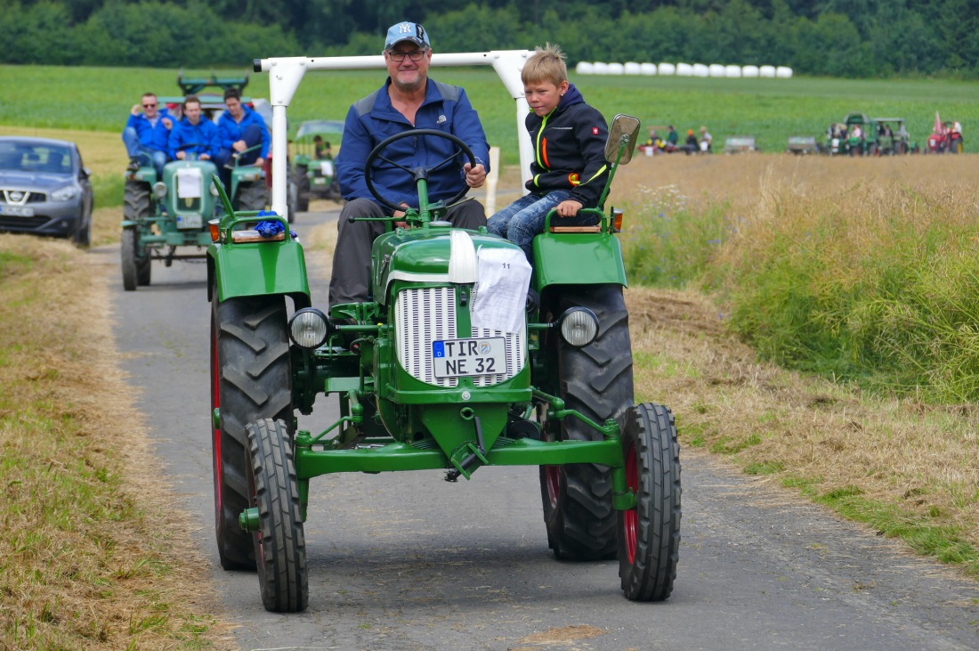 Foto: Martin Zehrer - Traktortreffen 2016 in Oberwappenöst<br />
Trotz Regen am Vormittag kamen an diesem Sonntag ca. 120 Oldtimer-Bulldogs und unzählige Besucher. Zum Mittag hin klarte das Wetter  