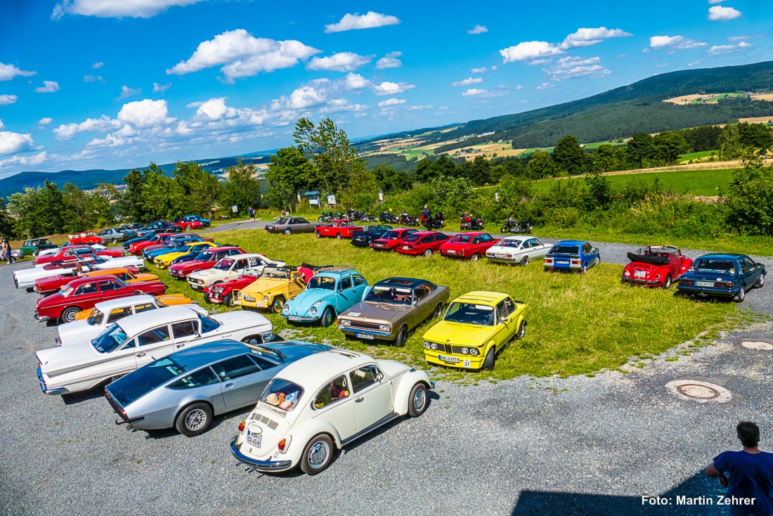 Foto: Martin Zehrer - Raritäten auf dem Armesberg. Der Wunsielder MSC e.V. hat bei seiner Oldtimerrundfahrt Halt auf dem Armesberg gemacht um im Mesnerhaus einzukehren.  