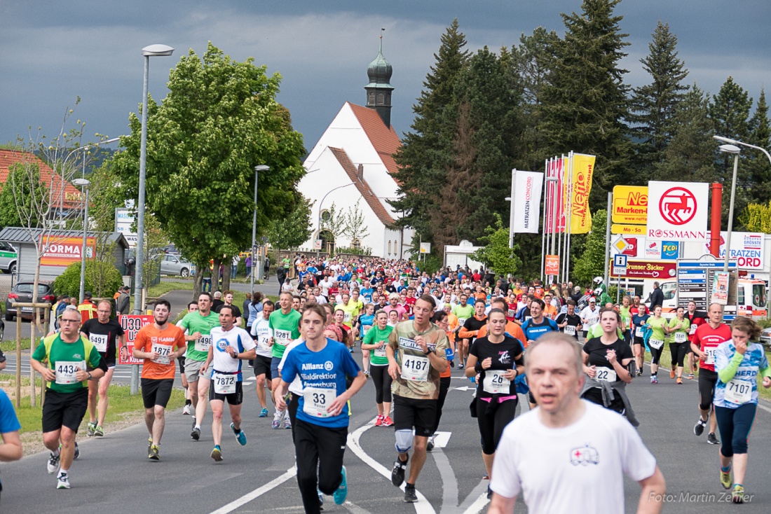 Foto: Martin Zehrer - Nofi-Lauf 2017: Start am Stadtplatz und Ziel beim Siemens... 5,9 Kilometer durch Kemnath und rund herum. Mehr als 8000 Teilnehmer fanden sich in Kemnath zusammen um die S 