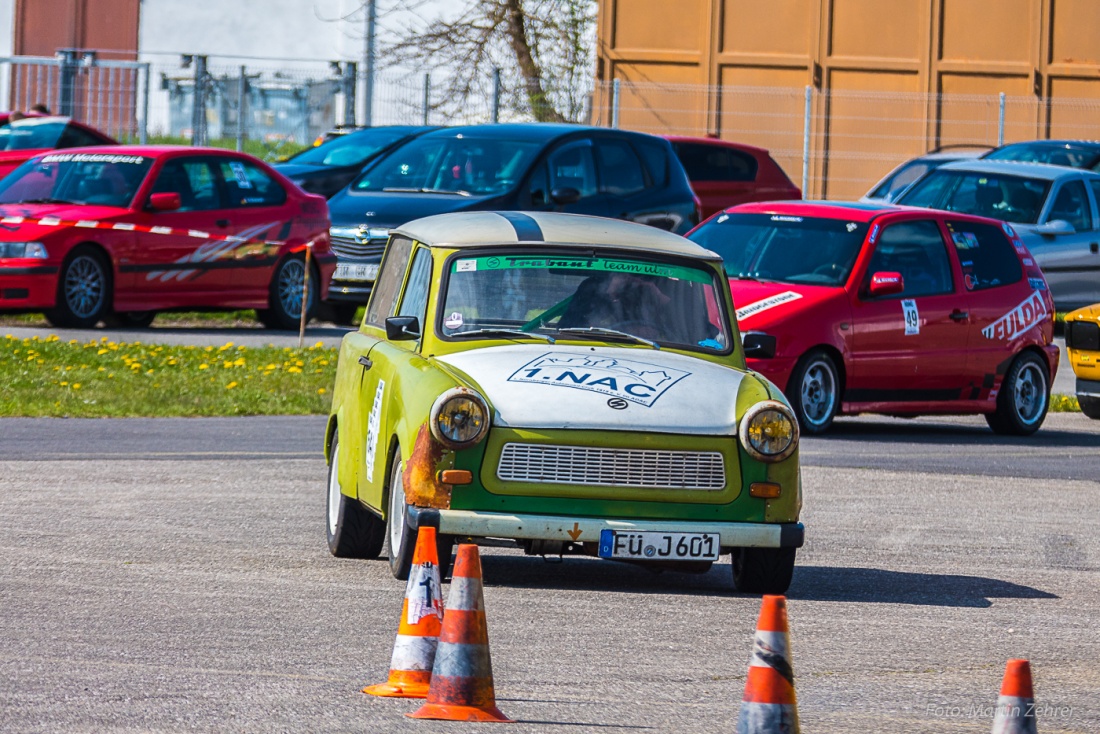 Foto: Martin Zehrer - DDR-Waffe in Lauerstellung...<br />
<br />
Ein Trabant 601 wartet vor dem Startbereich auf den Einsatz...<br />
<br />
Flugplatz-Slalom Speichersdorf... 