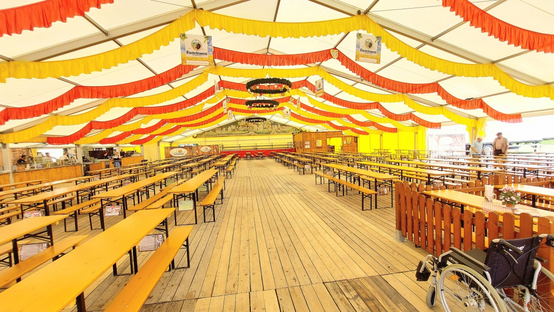 Foto: Martin Zehrer - Das Festzelt auf dem Kemnather Wiesenfest, am Samstag um 14:30 Uhr...<br />
Heute war Senioren-Nachmittag... für die Senioren wurde ein besonderer Bereich im Festzelt vorgeseh 