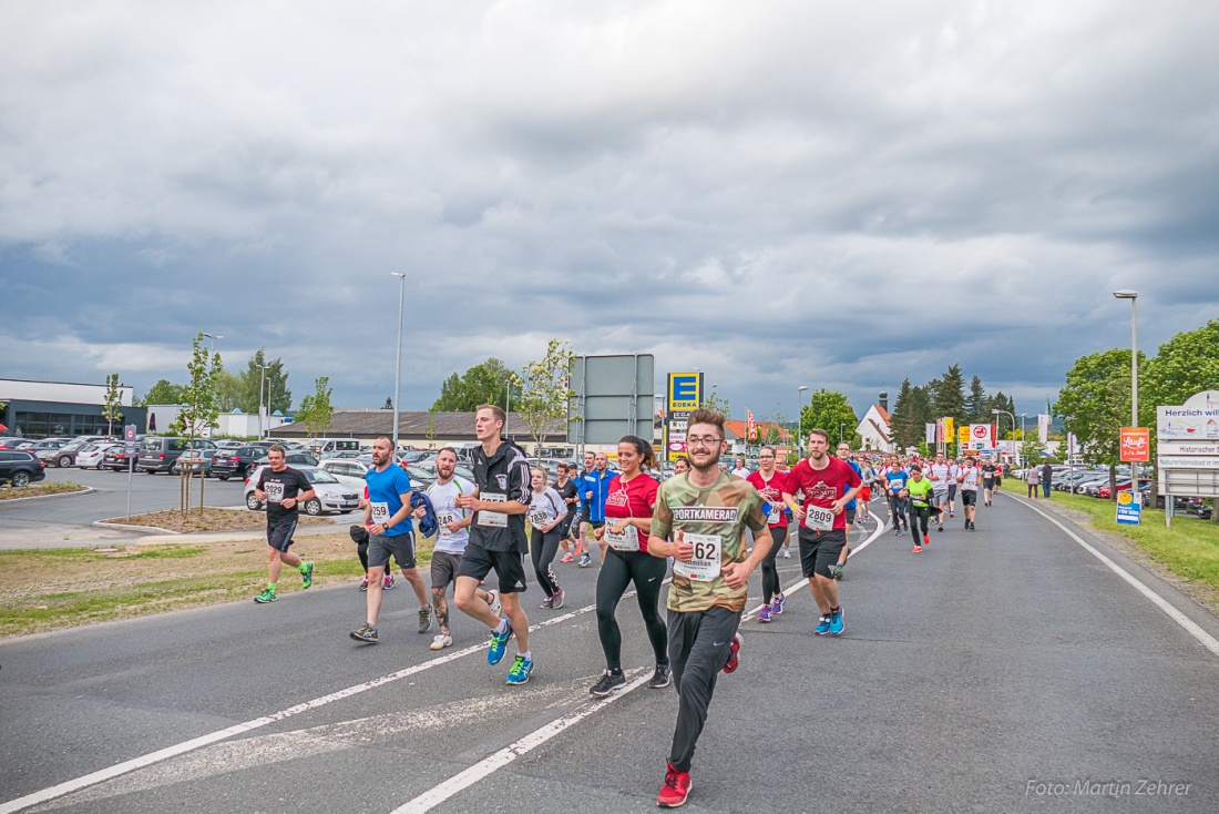 Foto: Martin Zehrer - Nofi-Lauf 2017: Start am Stadtplatz und Ziel beim Siemens... 5,9 Kilometer durch Kemnath und rund herum. Mehr als 8000 Teilnehmer fanden sich in Kemnath zusammen um die S 