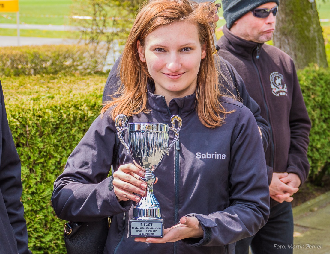 Foto: Martin Zehrer - Flugplatz-Slalom in Speichersdorf: Sabrina hat einen Pokal gewonnen. 