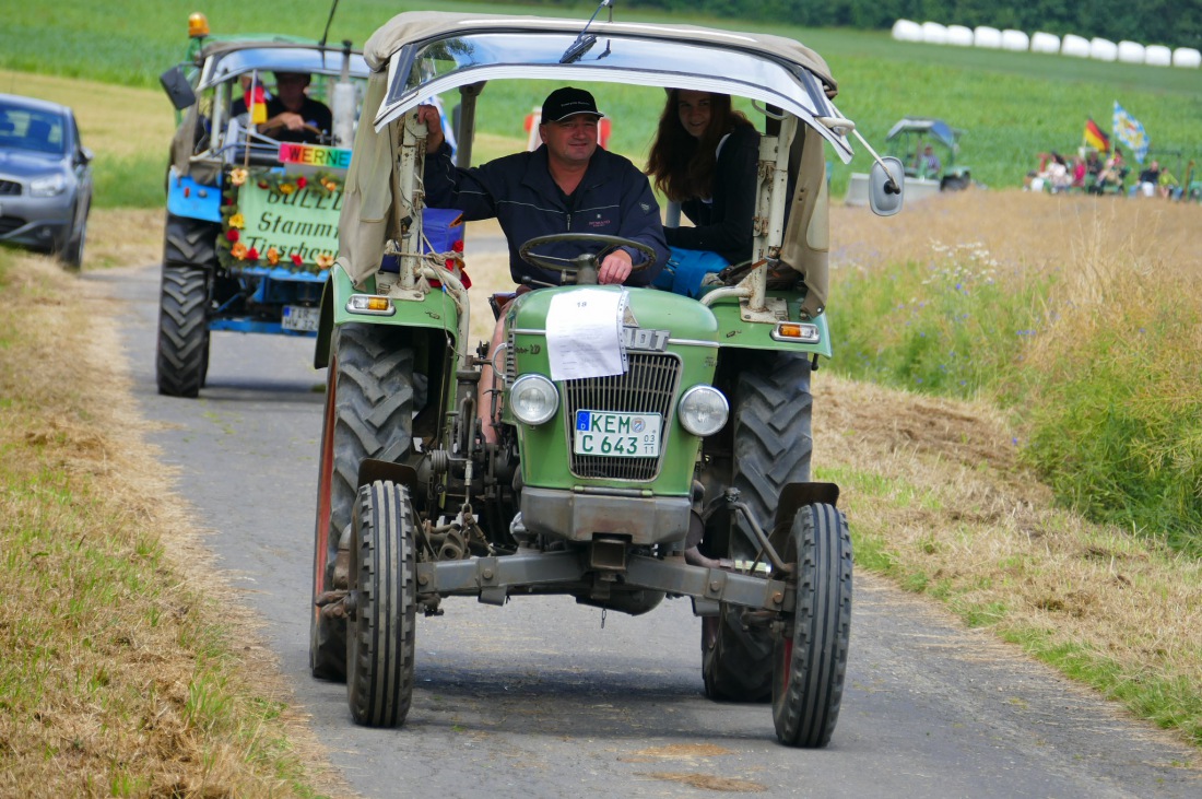 Foto: Martin Zehrer - Traktortreffen 2016 in Oberwappenöst<br />
Trotz Regen am Vormittag kamen an diesem Sonntag ca. 120 Oldtimer-Bulldogs und unzählige Besucher. Zum Mittag hin klarte das Wetter  