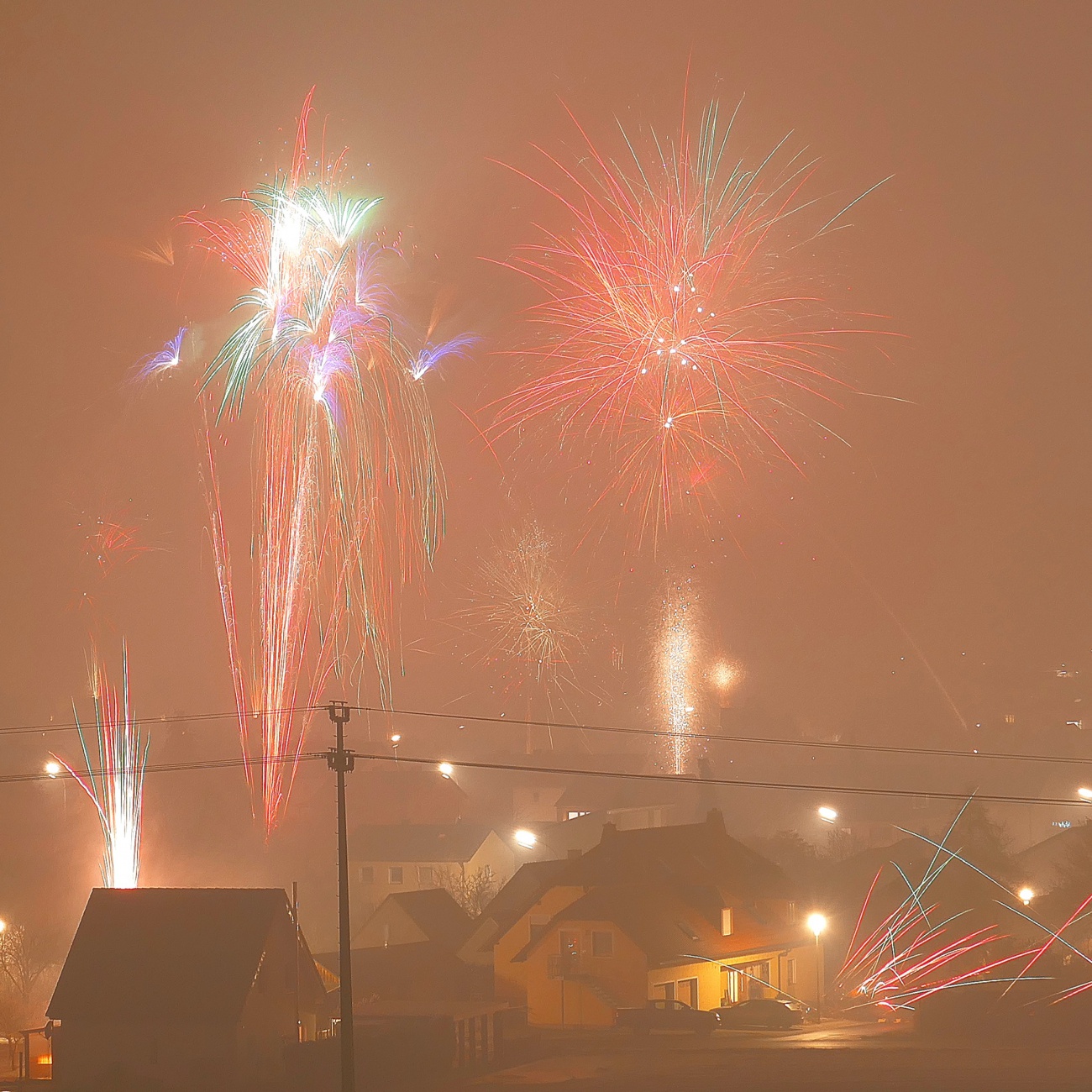 Foto: Martin Zehrer - Ein gesundes, erfolgreiches und fröhliches 2025! :-)<br />
<br />
Feuerwerk in Kemnath,  Eisersdorfer Au... 