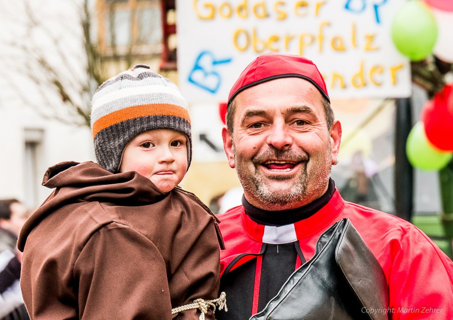 Foto: Martin Zehrer - Faschingszug durch Waldeck. Am Sonntag, den 15.2.2015 war es wieder so weit. Ein langer Zug<br />
mit zig Gaudiwagen und Hunderten Narren zog durch den Waldecker Markt. Mit vi 