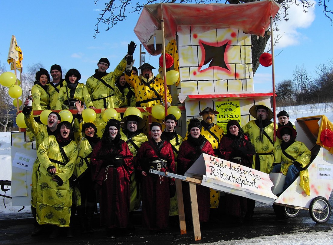 Foto: Martin Zehrer - Fasching 2013 in Waldeck - Die Godaser mit ihrem Gaudiwagen. Man konnte auch kostenlos Rikscha fahren ;-) 