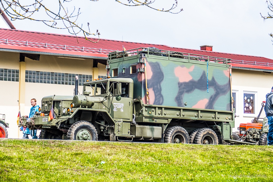 Foto: Martin Zehrer - Ein alter Militär-LKW mit einer Kanone im Schlepptau... gesehen auf dem Traktor-Treffen in Krichenpingarten. 