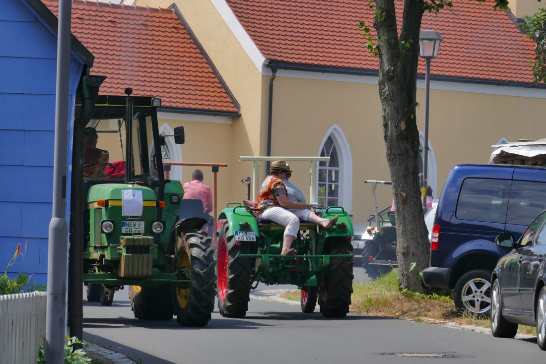 Foto: Martin Zehrer - Vor der Kirche in Oberwappenöst. Treffen sich zwei Bulldogs... 