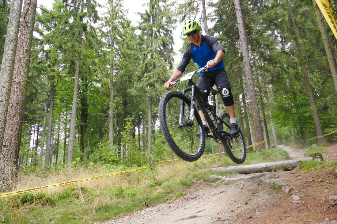 Foto: Martin Zehrer - Den Ochsenkopf hinunter rasen ;-)<br />
<br />
Heute ist Training und Startplatz-Rausfahren für morgen. Dieser Lauf zählt zur Enduro one Serie und wird auf der Downhillstrecke am O 