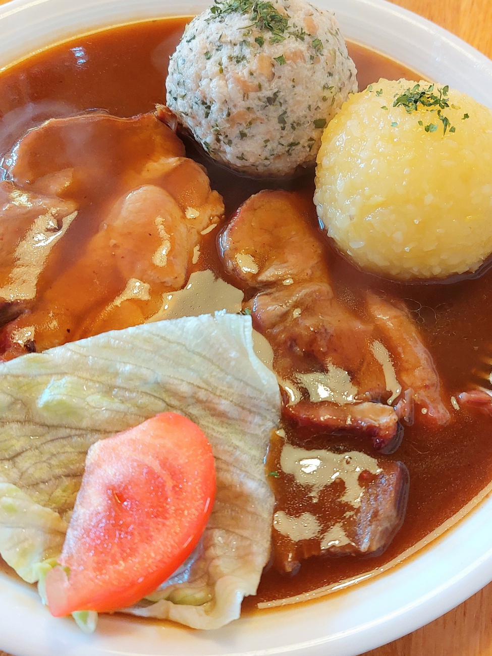 Foto: Martin Zehrer - Schweinebraten mit zwei Knödeln, sehr gut genossen, beim Schmid in Tremmersdorf.  