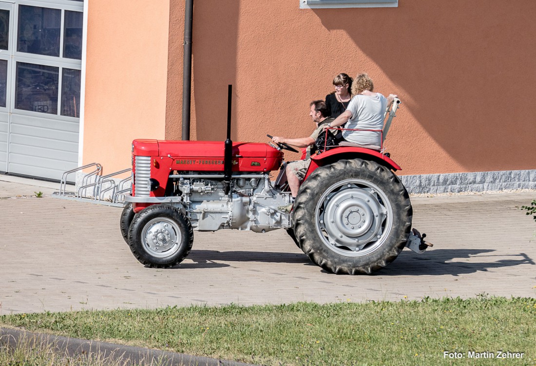 Foto: Martin Zehrer - Ein wunderschöner Massey Ferguson, gelenkt vom  Max, einem Zinster in Begleitung. 