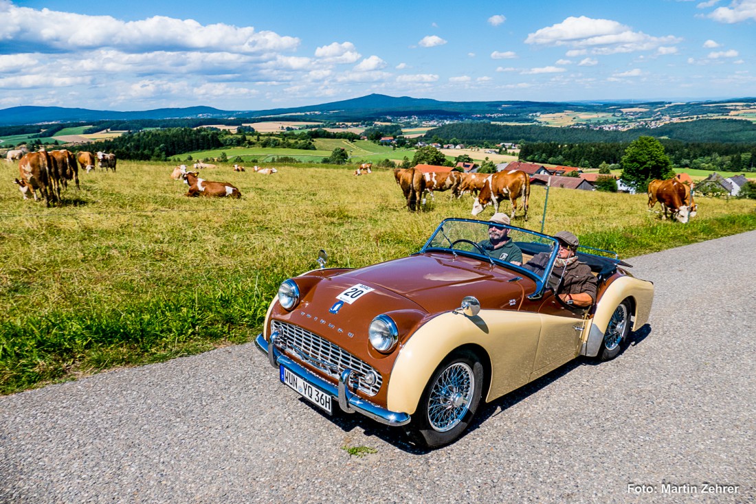 Foto: Martin Zehrer - Was für ein wunderschöner Triumph-Oldtimer trifft hier auf dem Armesberg ein... 