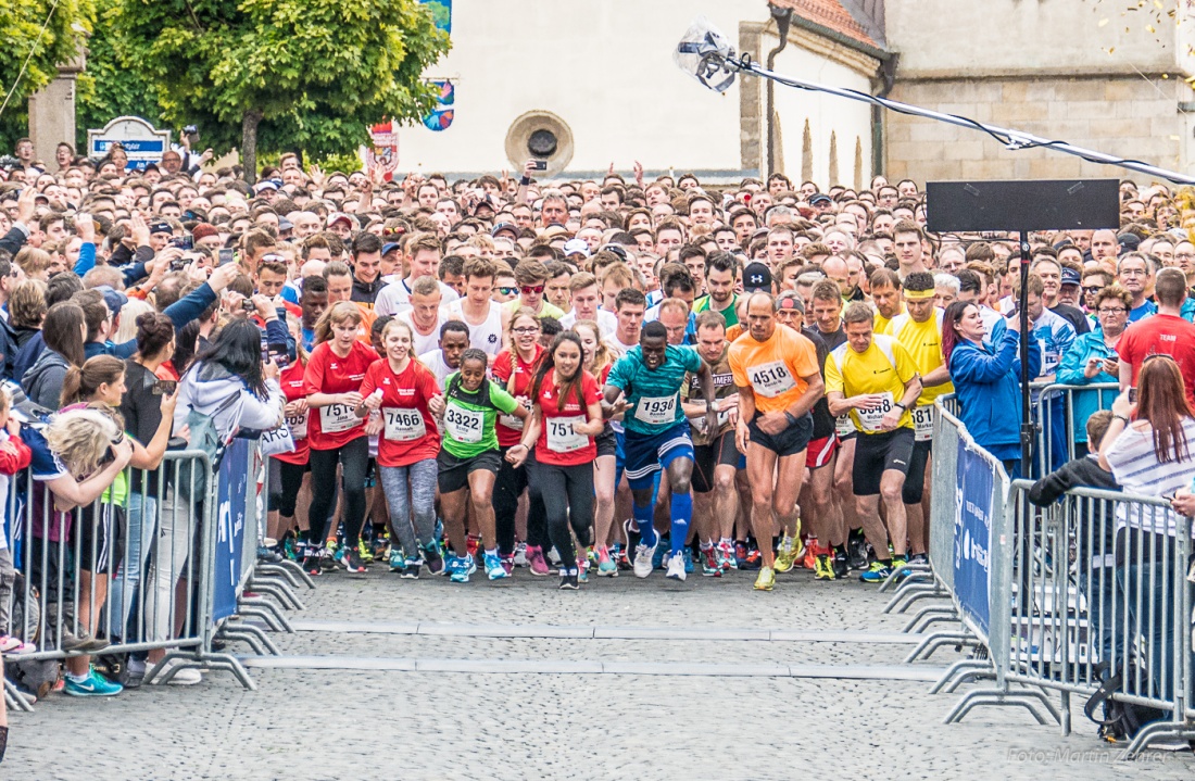 Foto: Martin Zehrer - Start frei!!! Die Läufer stürmen los!!!<br />
<br />
Nofi-Lauf 2017: Start am Stadtplatz und Ziel beim Siemens... 5,9 Kilometer durch Kemnath und rund herum. Mehr als 8000 Teilnehm 