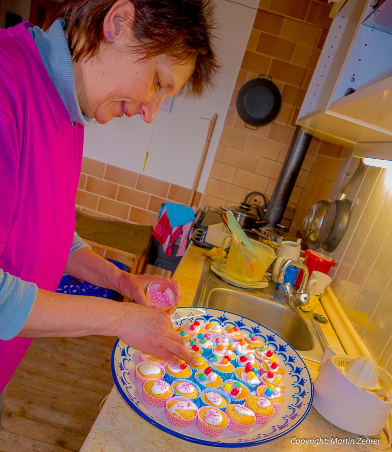 Foto: Martin Zehrer - Zu Ostern gibts leckere Cupcakes. Karoline richtet gerade die süßen Sachen... 