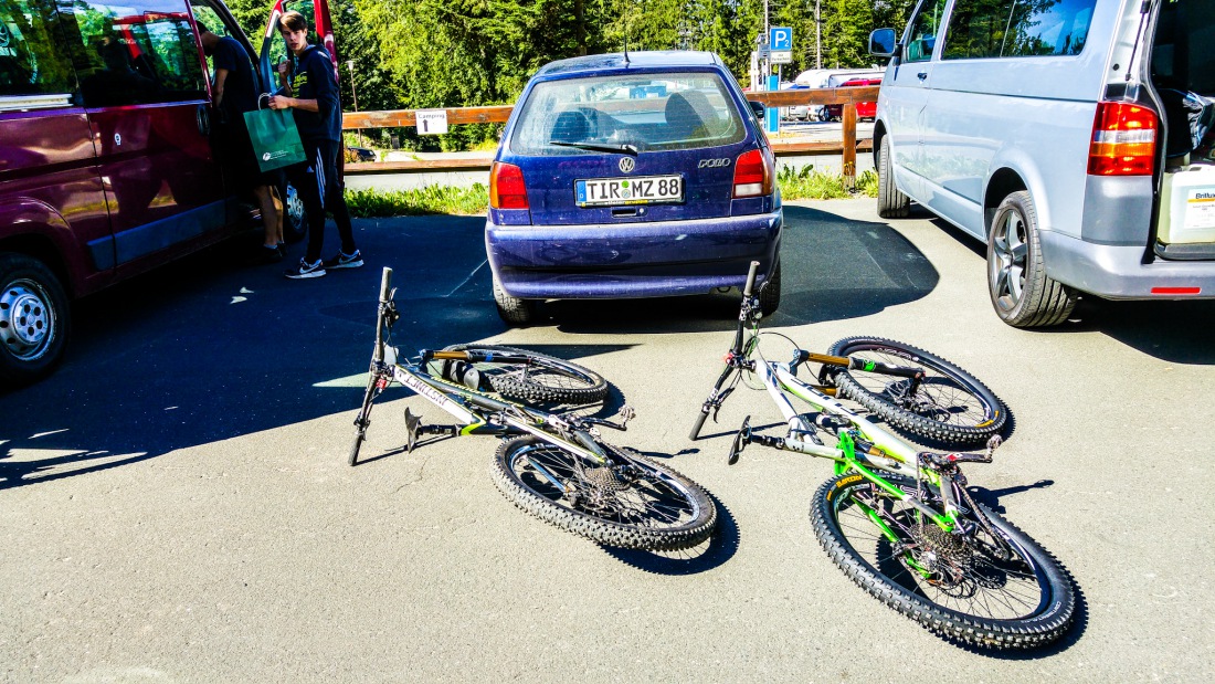 Foto: Martin Zehrer - Eingeparkt am Ochsenkopf...<br />
<br />
Dafür mußten die Biker ein Interview zum Bike-Rennen am Ochsenkopf geben ;-) 