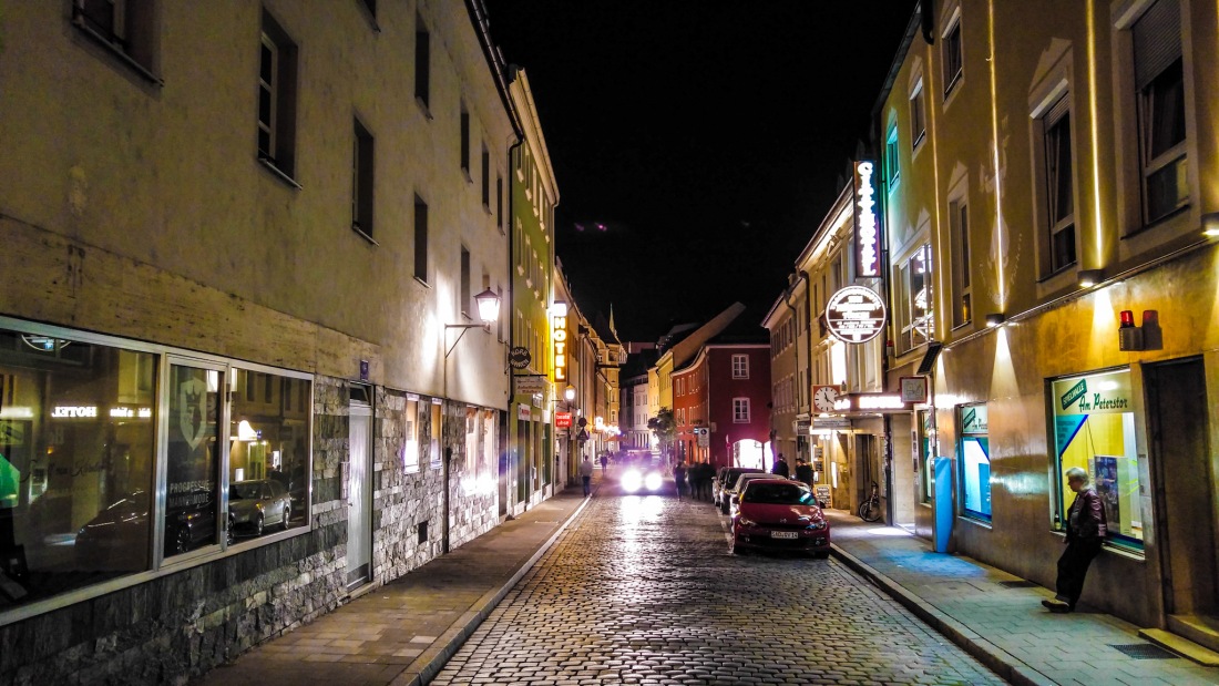 Foto: Martin Zehrer - Regensburg bei Nacht... unterwegs in den Gassen, wow... Regensburg lebt! 