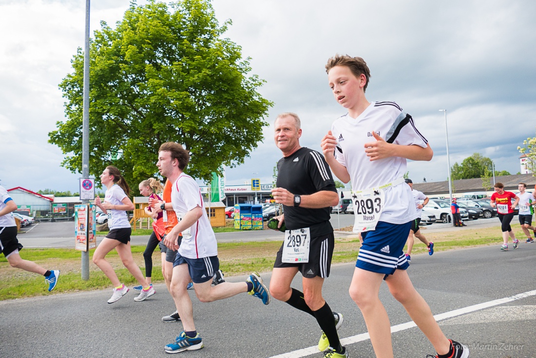 Foto: Martin Zehrer - Nofi-Lauf 2017: Start am Stadtplatz und Ziel beim Siemens... 5,9 Kilometer durch Kemnath und rund herum. Mehr als 8000 Teilnehmer fanden sich in Kemnath zusammen um die S 