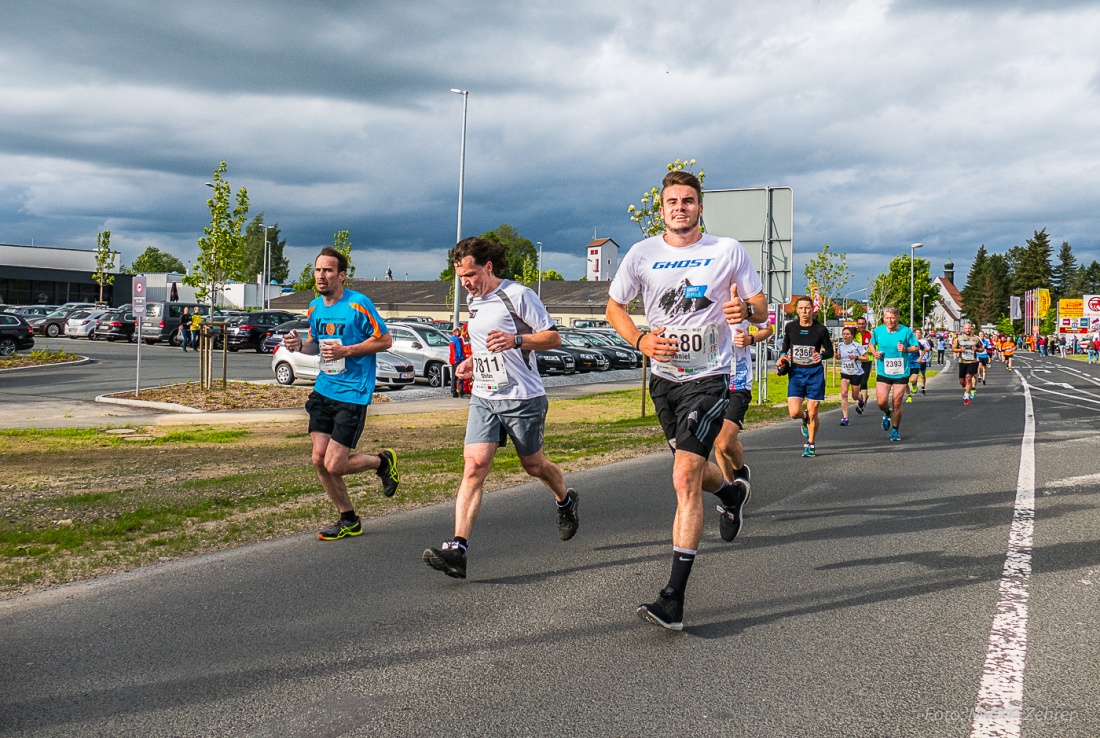 Foto: Martin Zehrer - Nofi-Lauf 2017: Start am Stadtplatz und Ziel beim Siemens... 5,9 Kilometer durch Kemnath und rund herum. Mehr als 8000 Teilnehmer fanden sich in Kemnath zusammen um die S 