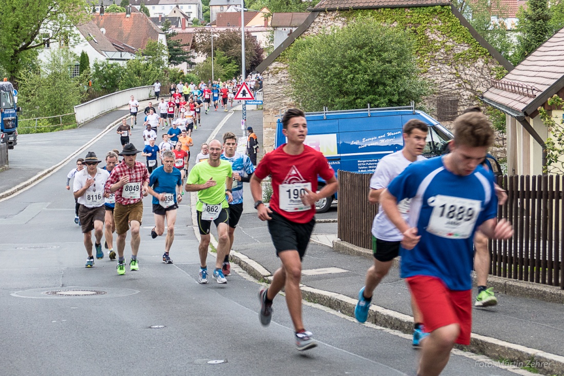 Foto: Martin Zehrer - Man beachte den Läufer 8049! Mit Lederhose und Hut... Genial!!!<br />
<br />
Nofi-Lauf 2017: Start am Stadtplatz und Ziel beim Siemens... 5,9 Kilometer durch Kemnath und rund herum 