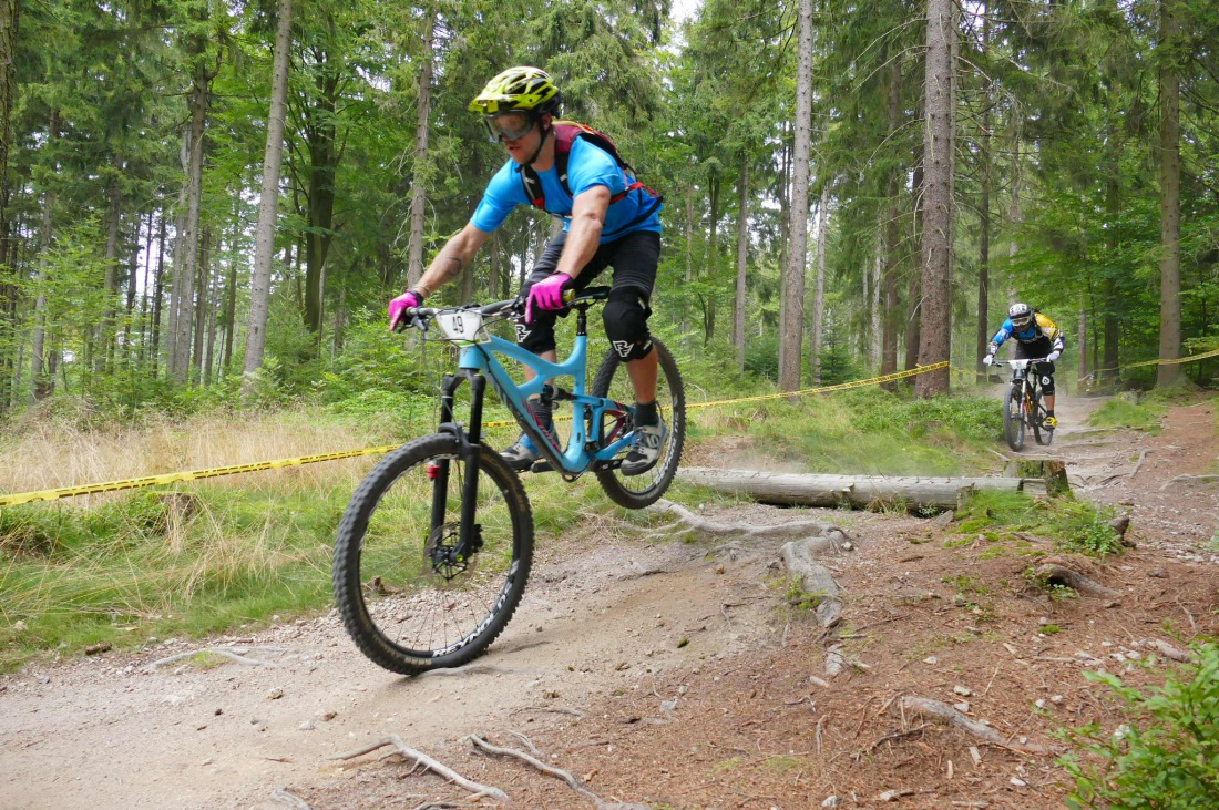 Foto: Martin Zehrer - Den Ochsenkopf hinunter rasen ;-)<br />
<br />
Heute ist Training und Startplatz-Rausfahren für morgen. Dieser Lauf zählt zur Enduro one Serie und wird auf der Downhillstrecke am O 