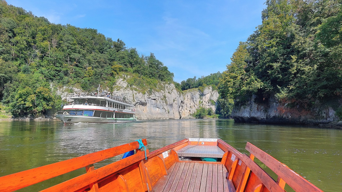 Foto: Martin Zehrer - Mit dem Boot unterwegs auf der Donau.<br />
Vorneweg der Donaudurchbruch unterhalb des Kloster Weltenburgs. 