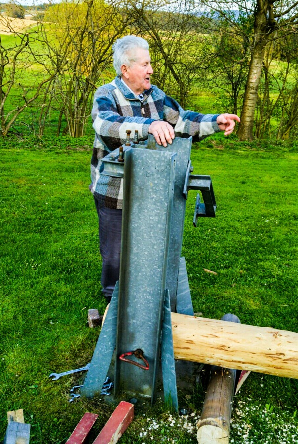 Foto: Martin Zehrer - Der Rudl, einer von zwei Dorfältesten in Hermannsreuth, gibt entsprechende Anweisungen zum Maibaum-Aufstellen 