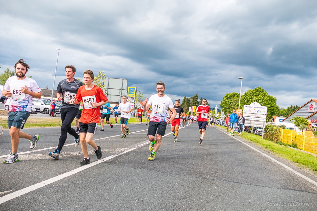 Foto: Martin Zehrer - Nofi-Lauf 2017: Start am Stadtplatz und Ziel beim Siemens... 5,9 Kilometer durch Kemnath und rund herum. Mehr als 8000 Teilnehmer fanden sich in Kemnath zusammen um die S 