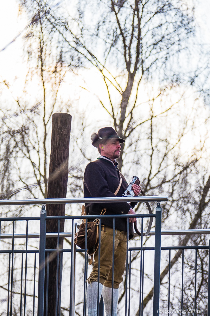 Foto: Martin Zehrer - Warten auf den Einsatz in fünf Meter Höhe auf dem Sprungturm... <br />
Die Böllerschützen geben zum Start des Neujahrsschwimmen drei kräftige Schüsse in die Luft...<br />
<br />
Neujahr 