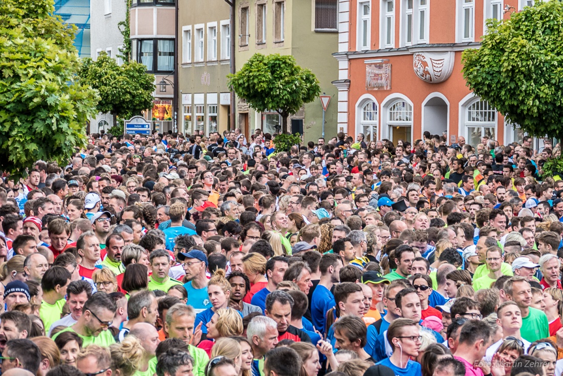 Foto: Martin Zehrer - Nofi-Lauf 2017: Start am Stadtplatz und Ziel beim Siemens... 5,9 Kilometer durch Kemnath und rund herum. Mehr als 8000 Teilnehmer fanden sich in Kemnath zusammen um die S 