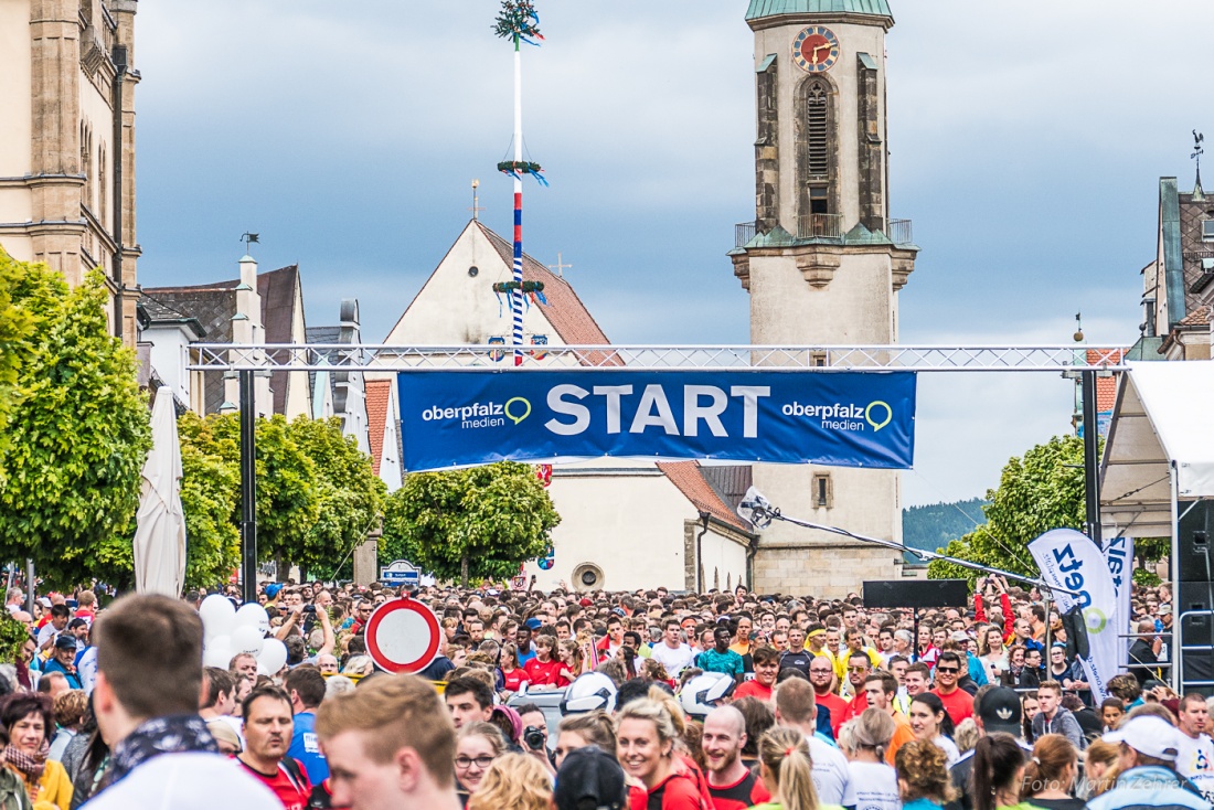 Foto: Martin Zehrer - Nofi-Lauf 2017: Start am Stadtplatz und Ziel beim Siemens... 5,9 Kilometer durch Kemnath und rund herum. Mehr als 8000 Teilnehmer fanden sich in Kemnath zusammen um die S 