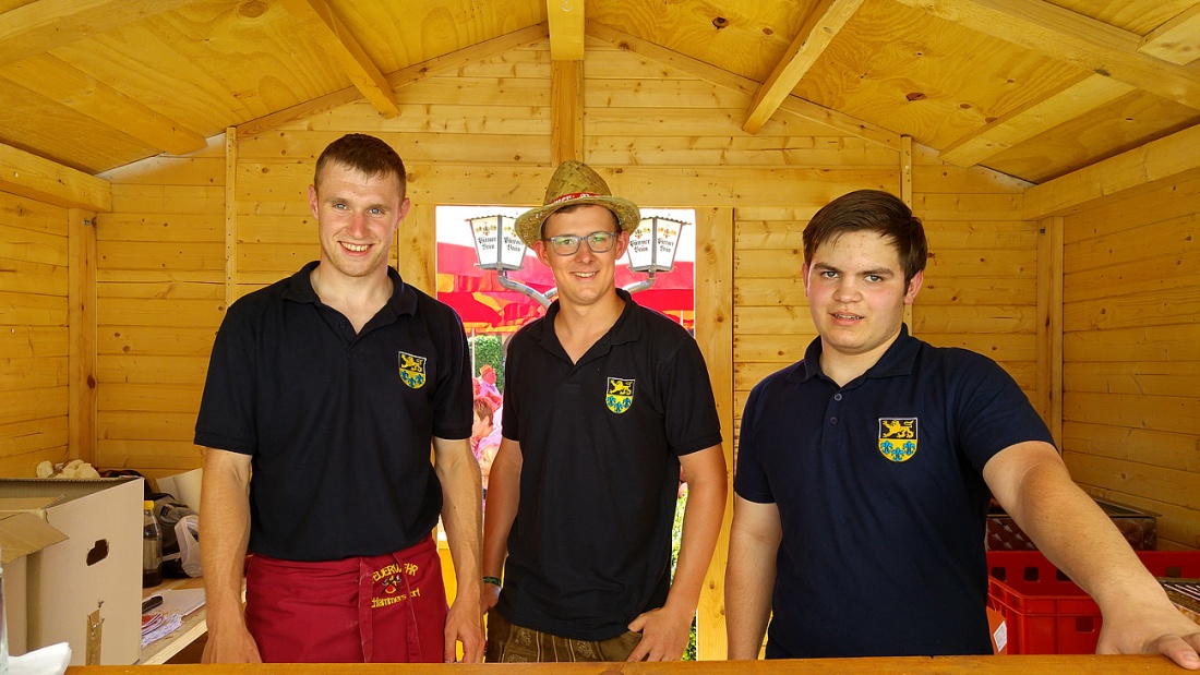 Foto: Martin Zehrer - Nicht ohne die Vereine machbar... Die Freiwillige Feuerwehr grillt beim Hoffest der Brauerei Püttner  in Schlammersdorf... 