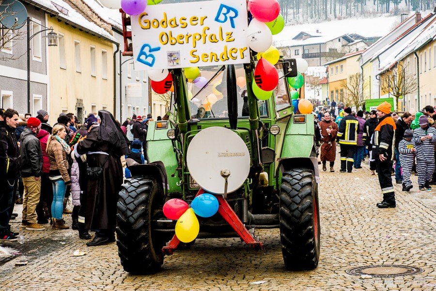 Foto: Martin Zehrer - Faschingszug durch Waldeck. Am Sonntag, den 15.2.2015 war es wieder so weit. Ein langer Zug<br />
mit zig Gaudiwagen und Hunderten Narren zog durch den Waldecker Markt. Mit vi 