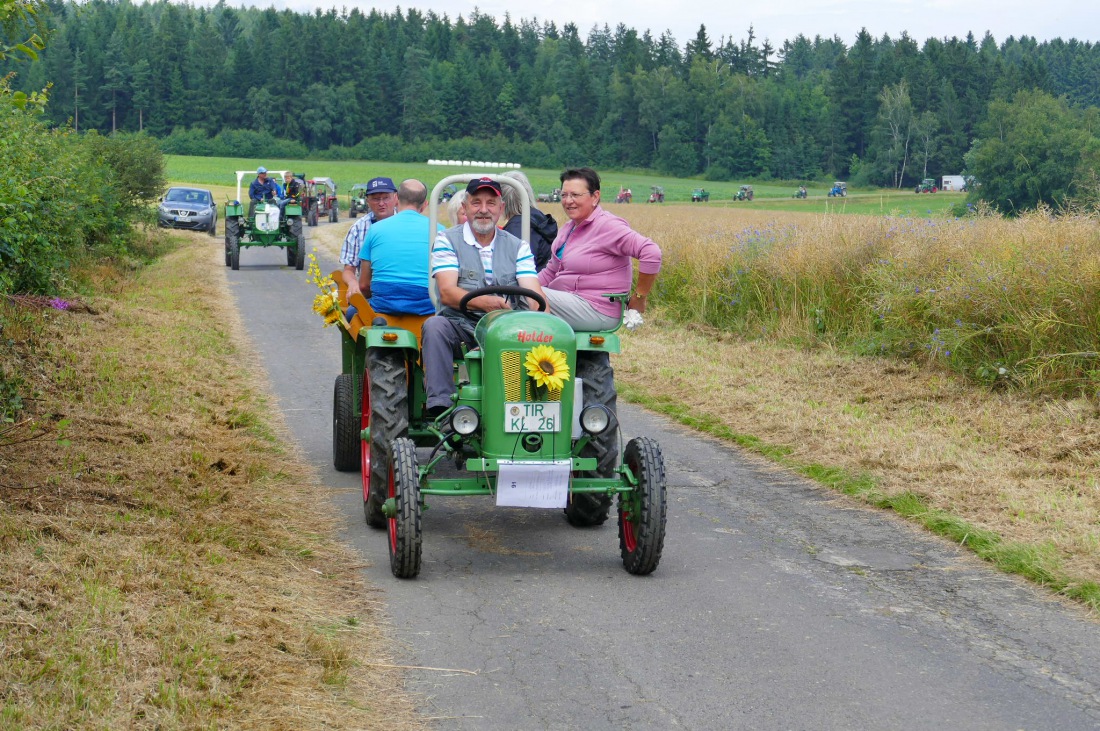 Foto: Martin Zehrer - Traktortreffen 2016 in Oberwappenöst<br />
Trotz Regen am Vormittag kamen an diesem Sonntag ca. 120 Oldtimer-Bulldogs und unzählige Besucher. Zum Mittag hin klarte das Wetter  