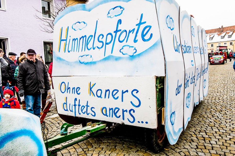 Foto: Martin Zehrer - Faschingszug durch Waldeck. Am Sonntag, den 15.2.2015 war es wieder so weit. Ein langer Zug<br />
mit zig Gaudiwagen und Hunderten Narren zog durch den Waldecker Markt. Mit vi 