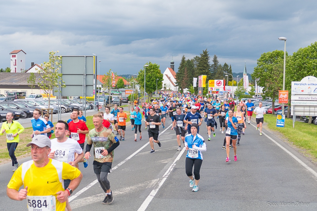 Foto: Martin Zehrer - Nofi-Lauf 2017: Start am Stadtplatz und Ziel beim Siemens... 5,9 Kilometer durch Kemnath und rund herum. Mehr als 8000 Teilnehmer fanden sich in Kemnath zusammen um die S 